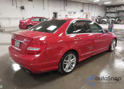 2013 Mercedes-Benz C 300 Sport 4Matic z USA, uszkodzony, nr VIN WDDGF8AB3DA792016
